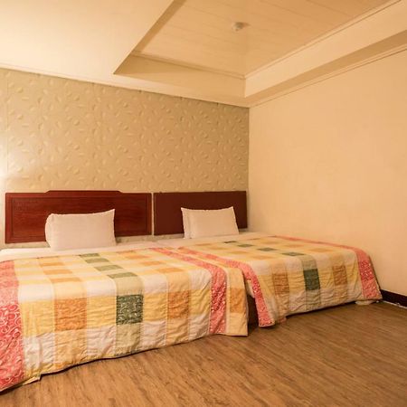 Galaxy Hotel Taichung Bagian luar foto