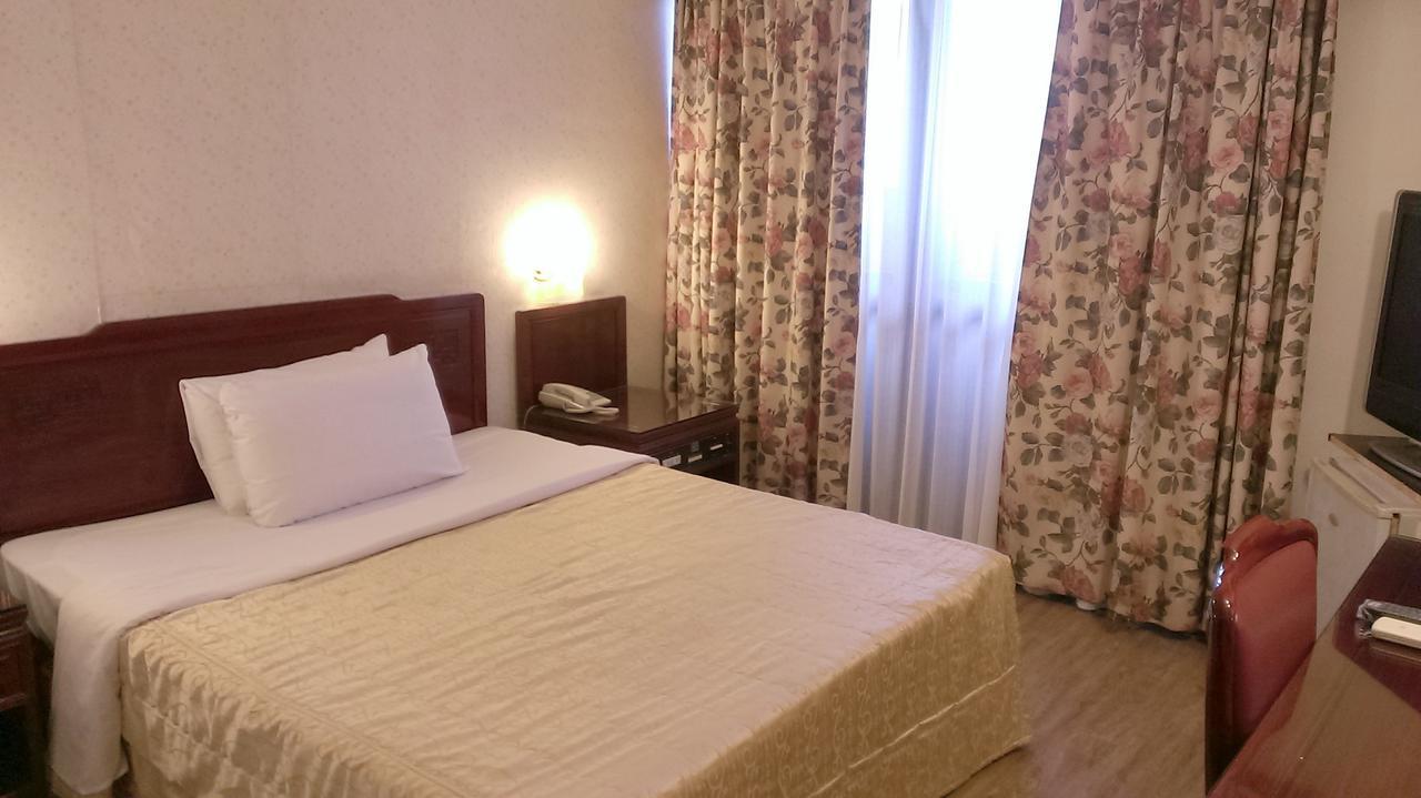Galaxy Hotel Taichung Bagian luar foto