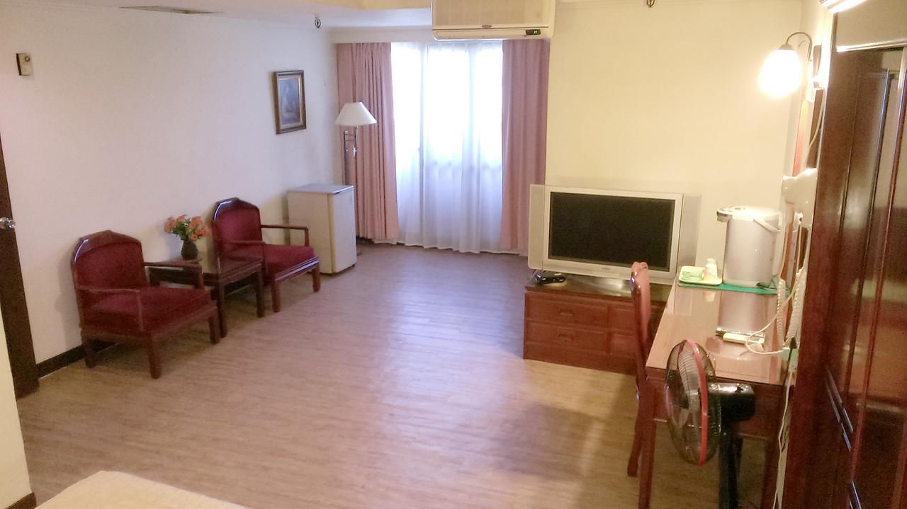 Galaxy Hotel Taichung Bagian luar foto