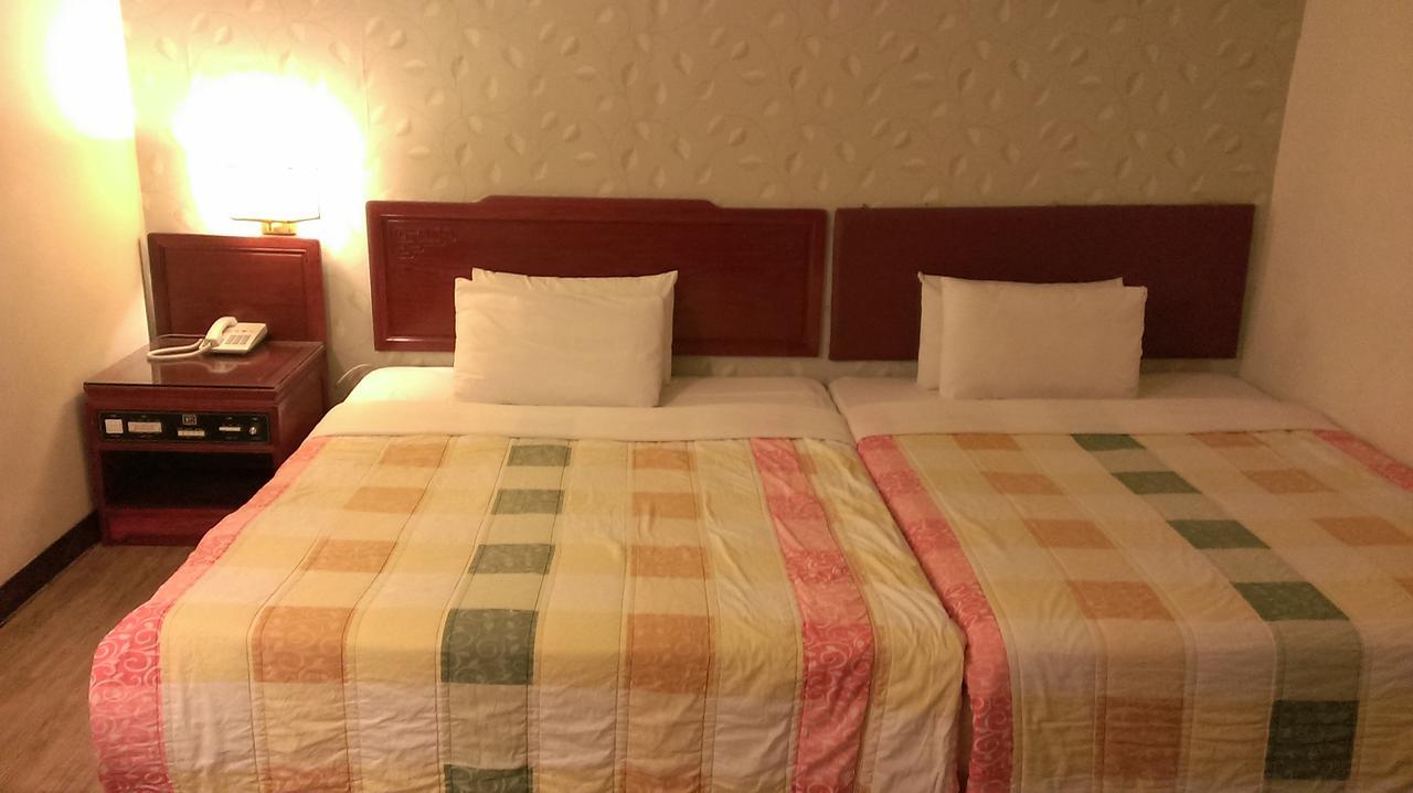 Galaxy Hotel Taichung Bagian luar foto