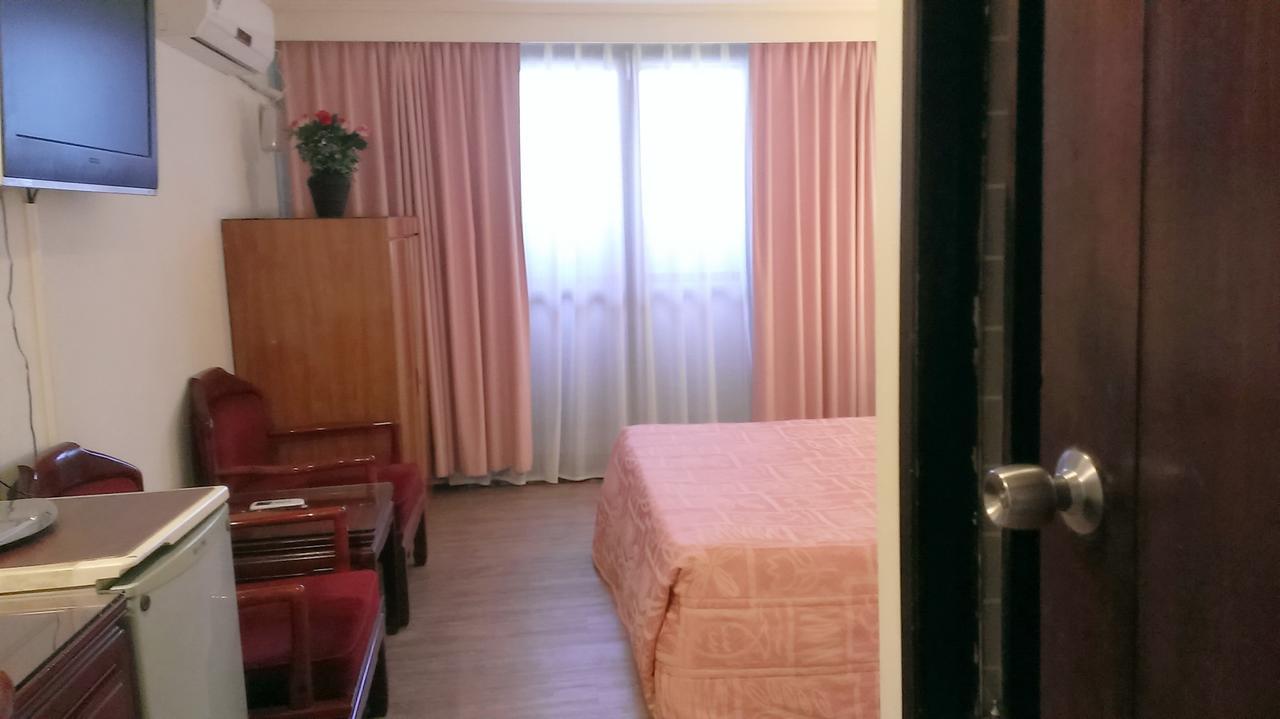 Galaxy Hotel Taichung Bagian luar foto