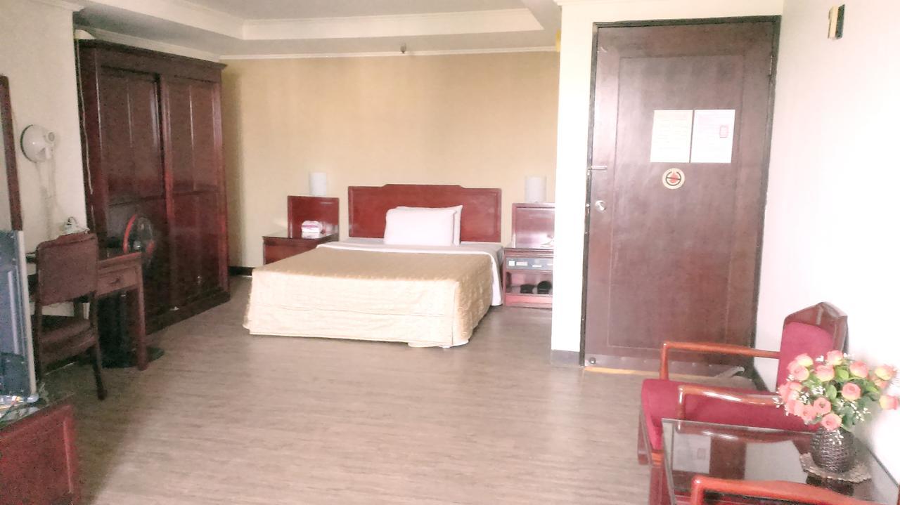 Galaxy Hotel Taichung Bagian luar foto