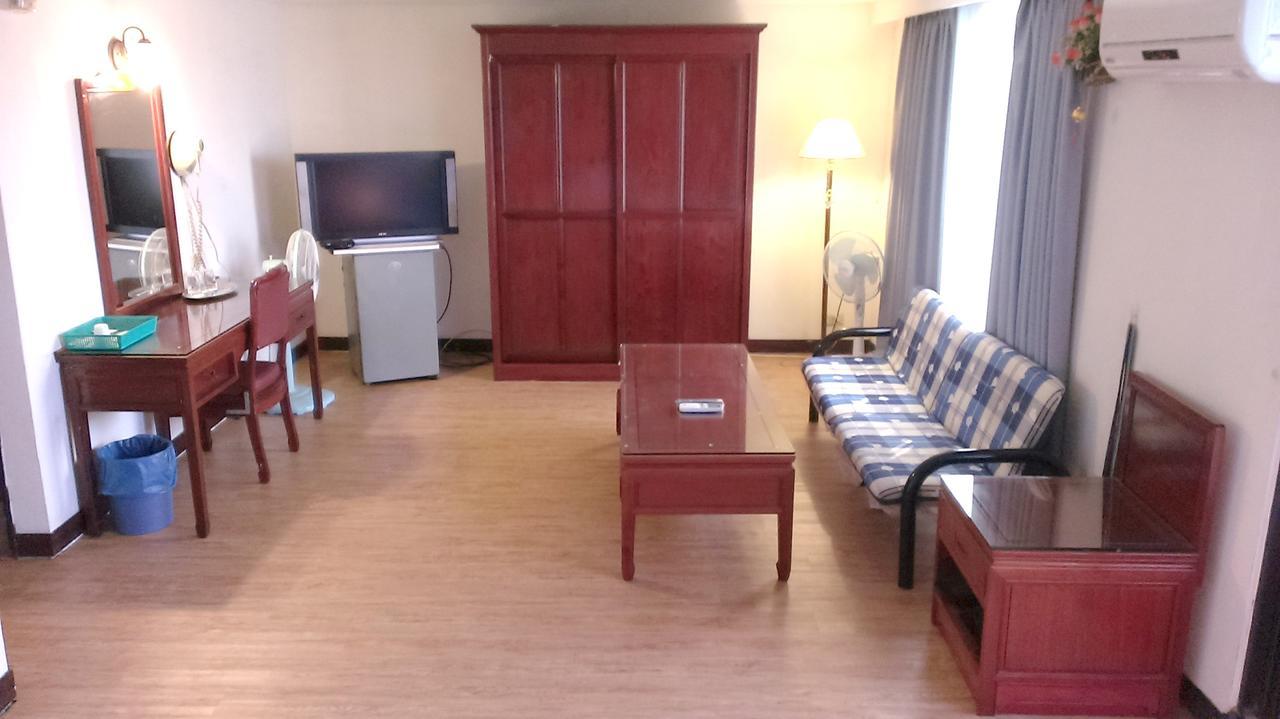 Galaxy Hotel Taichung Bagian luar foto