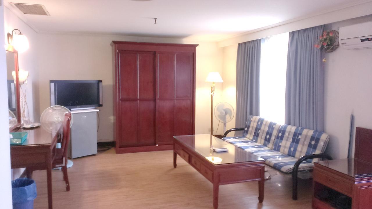 Galaxy Hotel Taichung Bagian luar foto