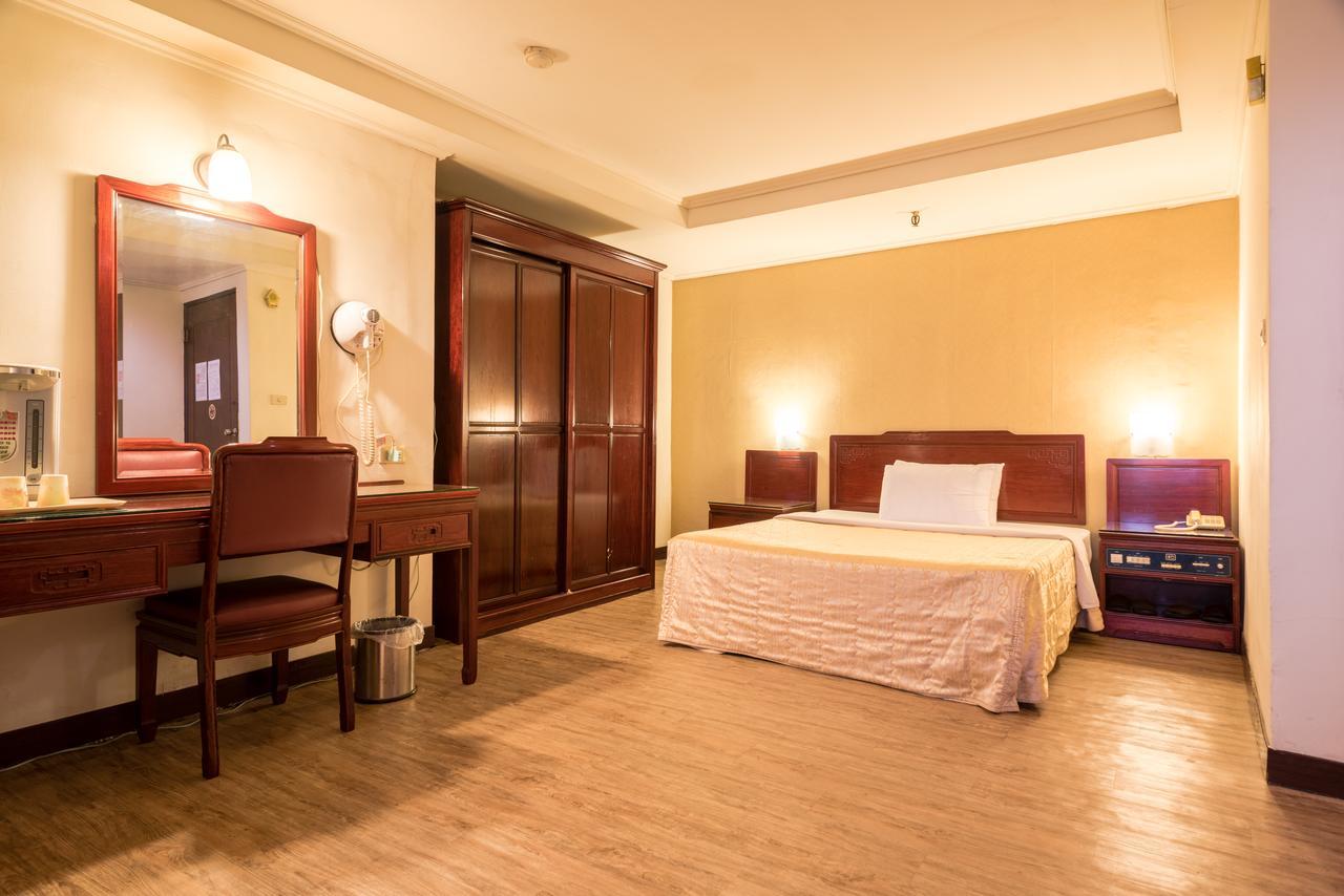 Galaxy Hotel Taichung Bagian luar foto