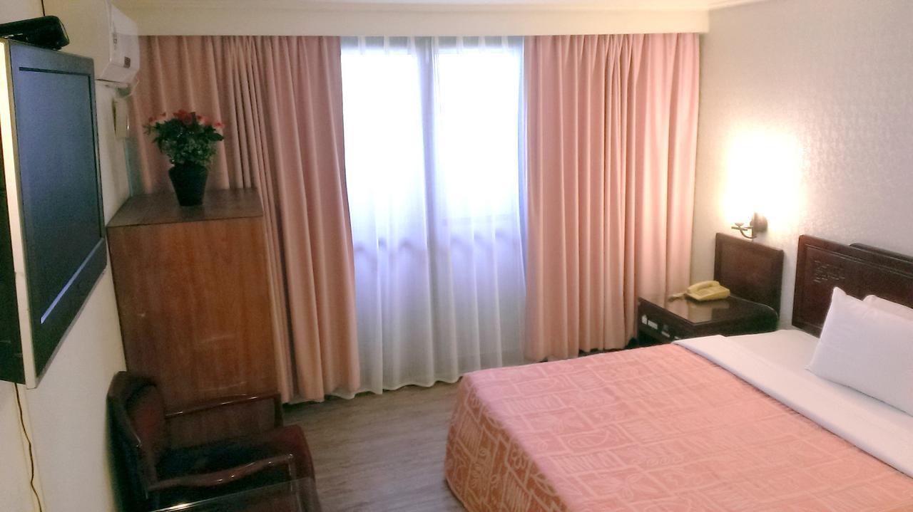 Galaxy Hotel Taichung Bagian luar foto