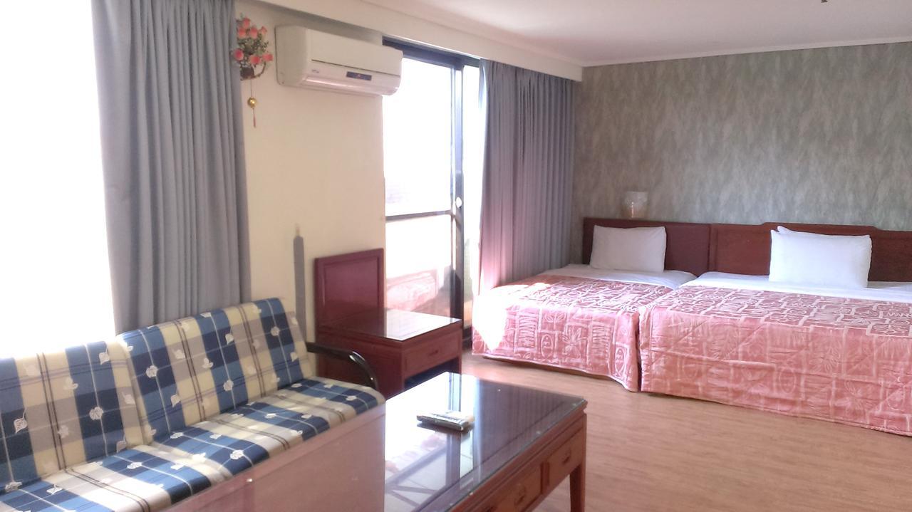 Galaxy Hotel Taichung Bagian luar foto