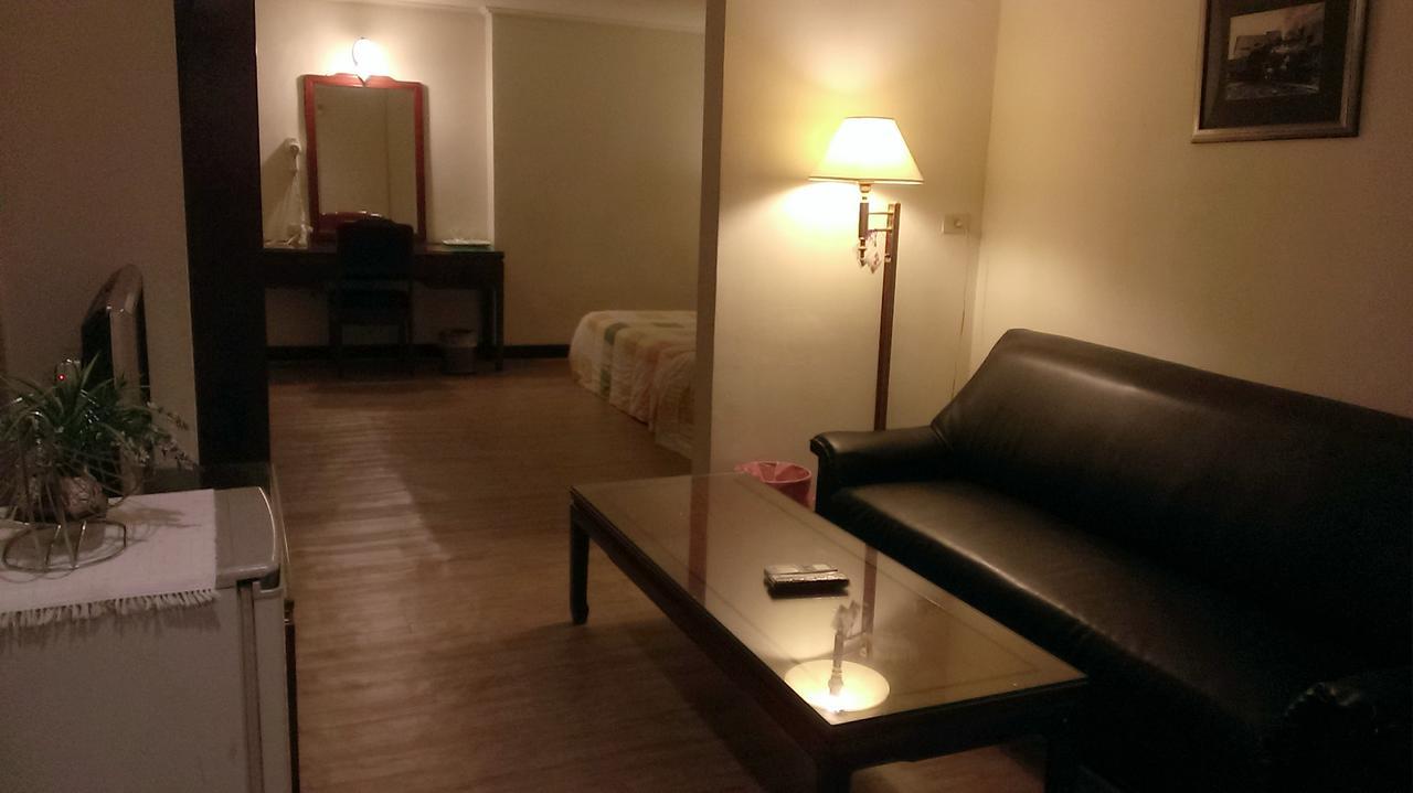 Galaxy Hotel Taichung Bagian luar foto