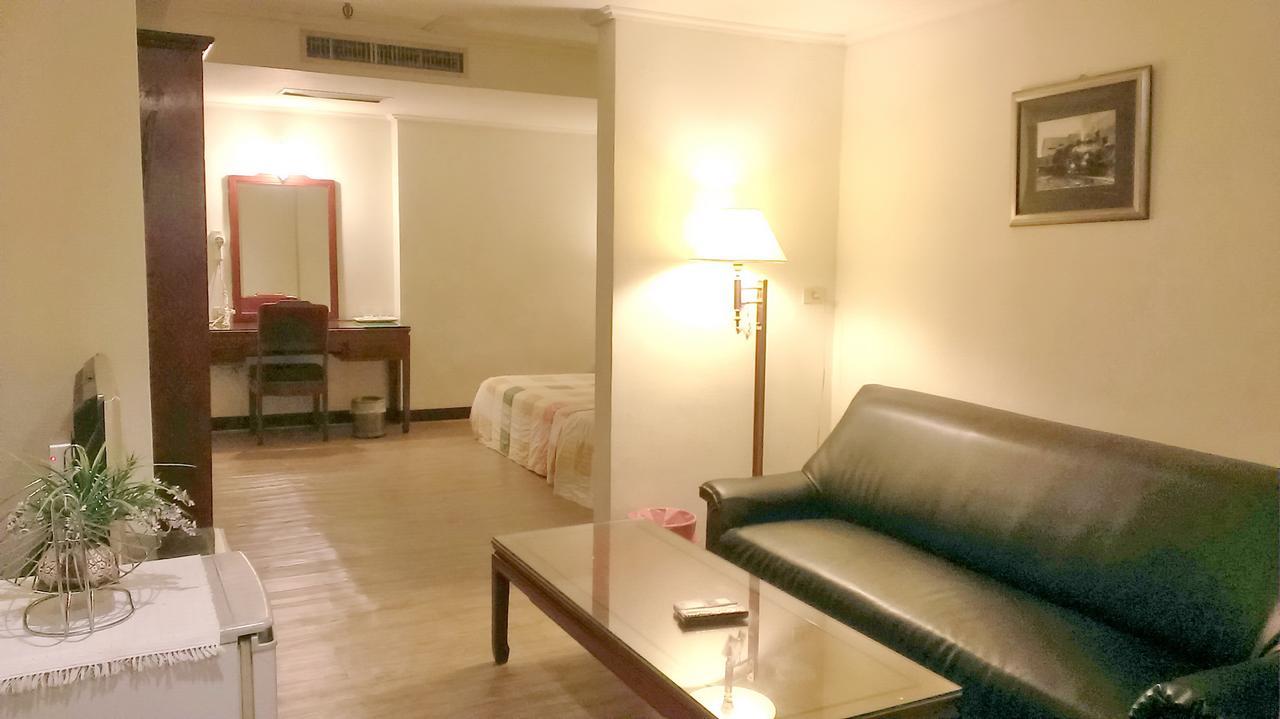 Galaxy Hotel Taichung Bagian luar foto