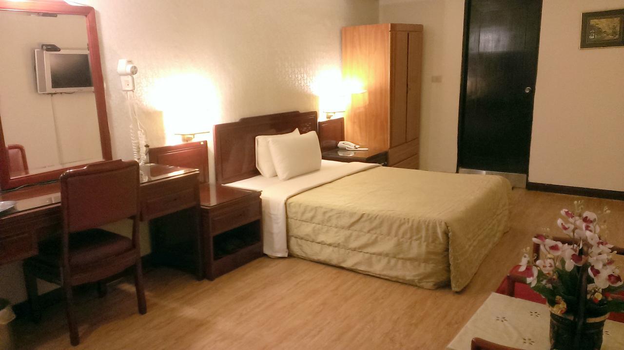Galaxy Hotel Taichung Bagian luar foto