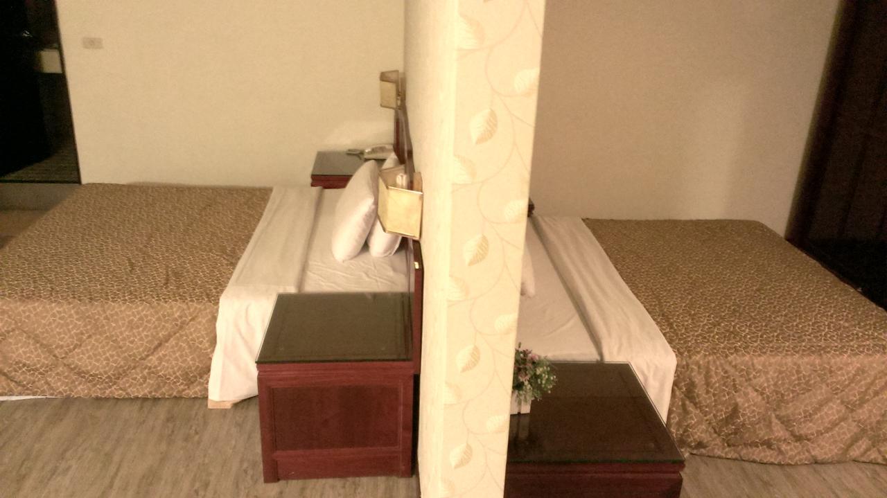 Galaxy Hotel Taichung Bagian luar foto