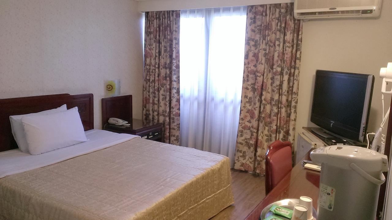 Galaxy Hotel Taichung Bagian luar foto