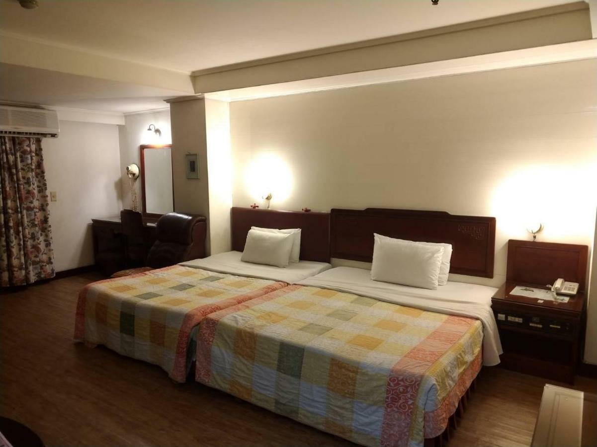 Galaxy Hotel Taichung Bagian luar foto