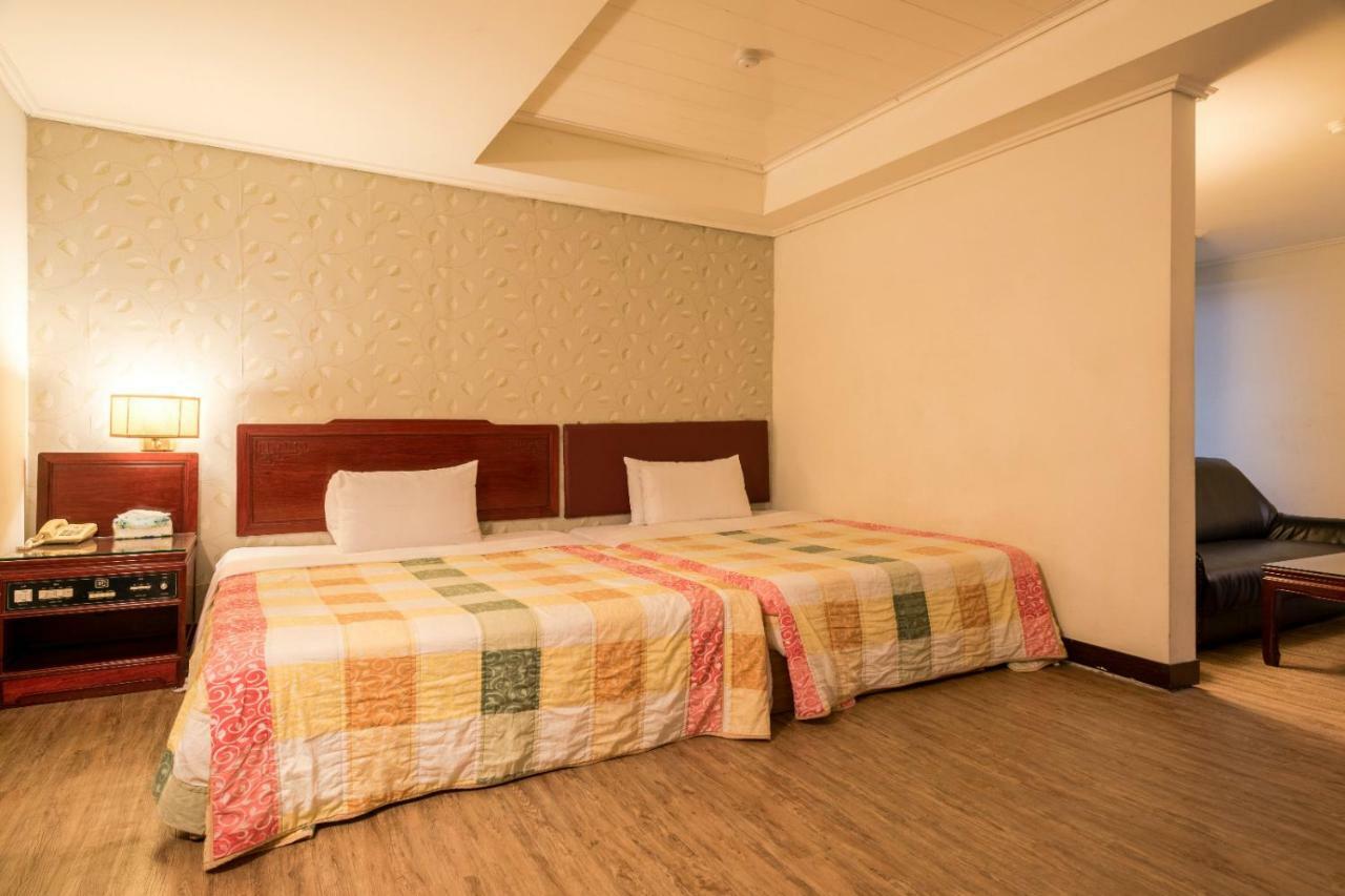 Galaxy Hotel Taichung Bagian luar foto