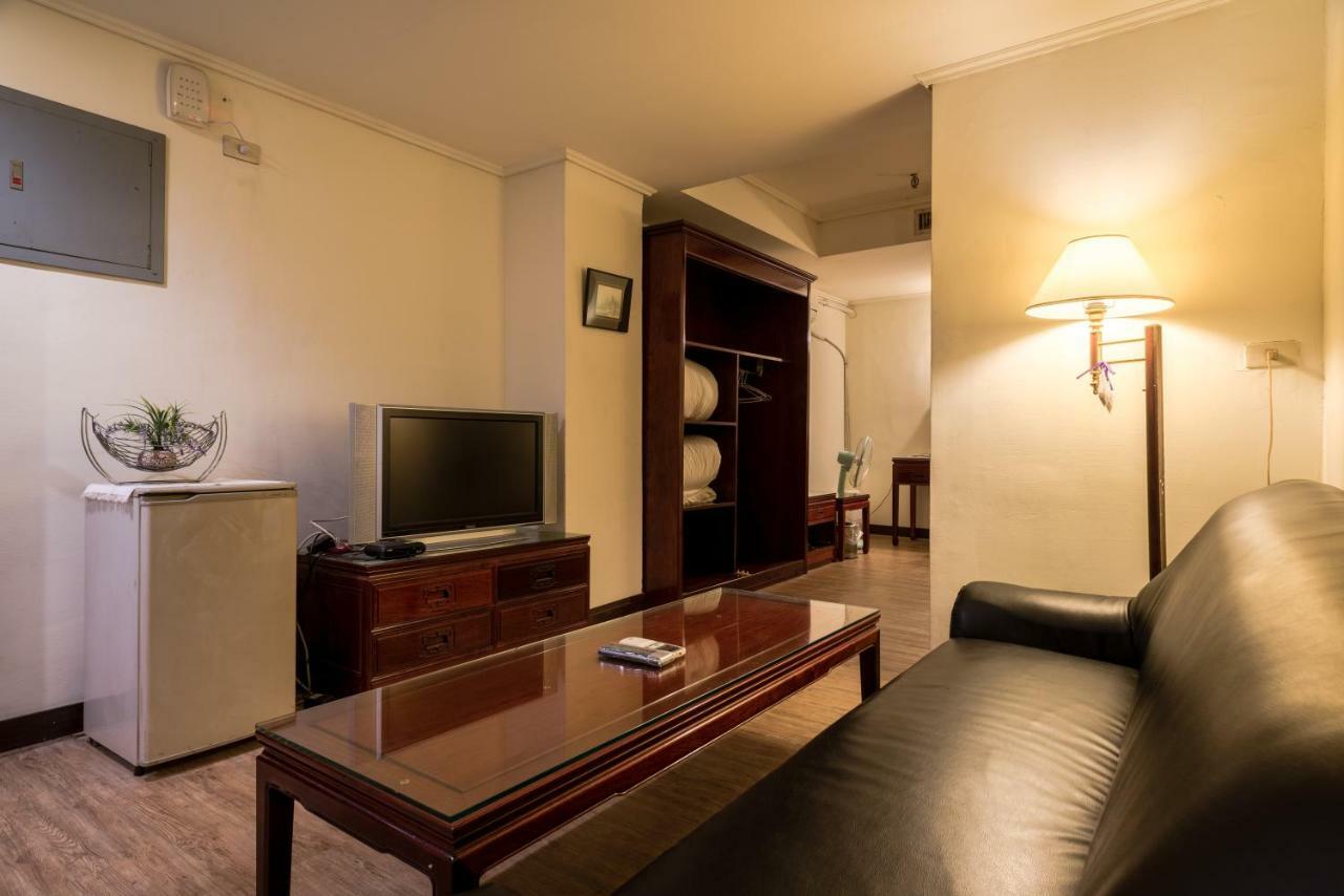 Galaxy Hotel Taichung Bagian luar foto
